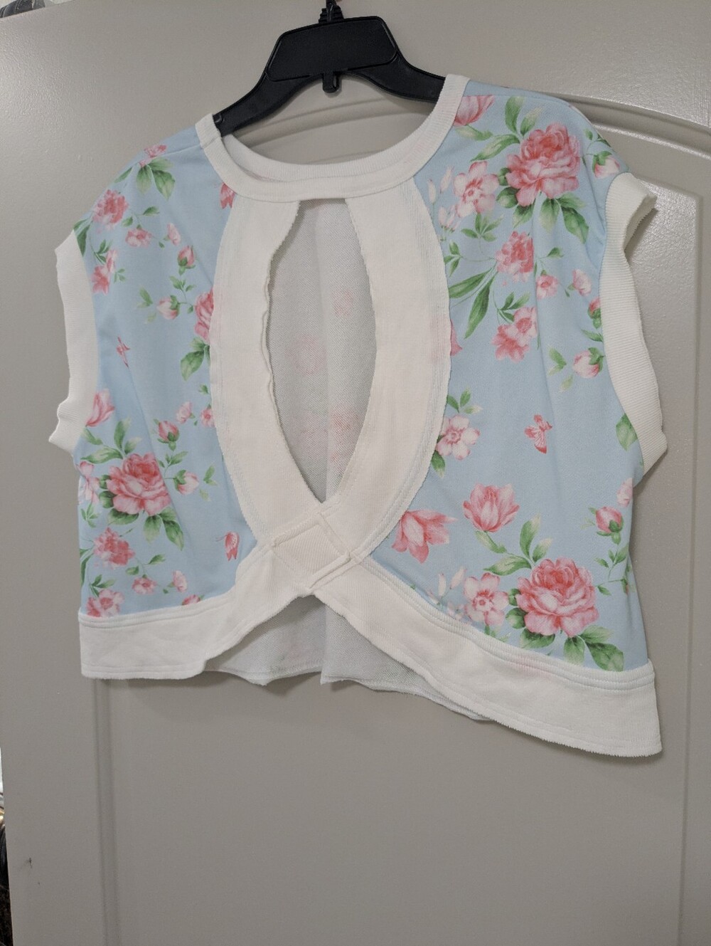 BiBi size M light-blue rose floral crop/short top